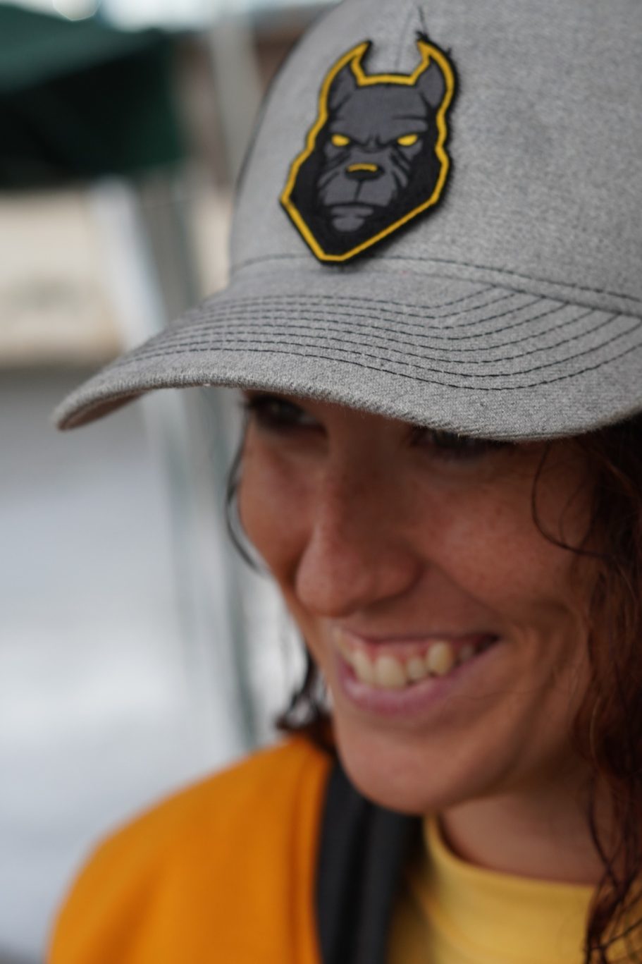 Gorra Frontal gris Emblema amarillo Gorra Frontal gris Emblema amarillo