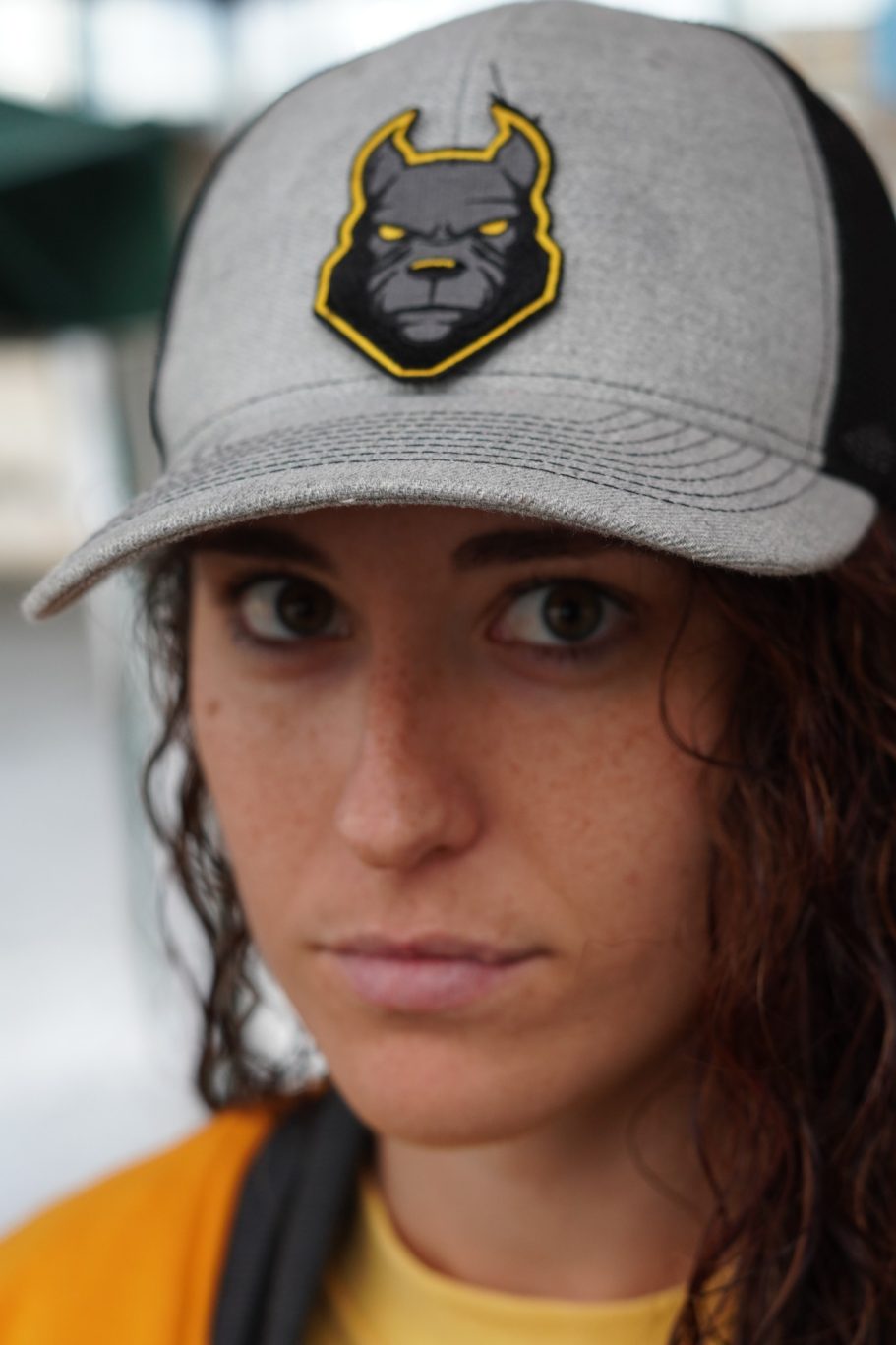 Gorra Frontal gris Emblema amarillo Gorra Frontal gris Emblema amarillo